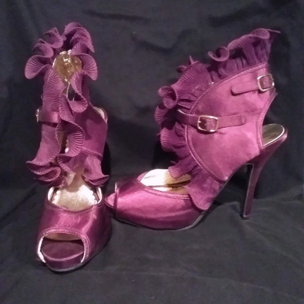 Wild Rose, size 7 purple heels